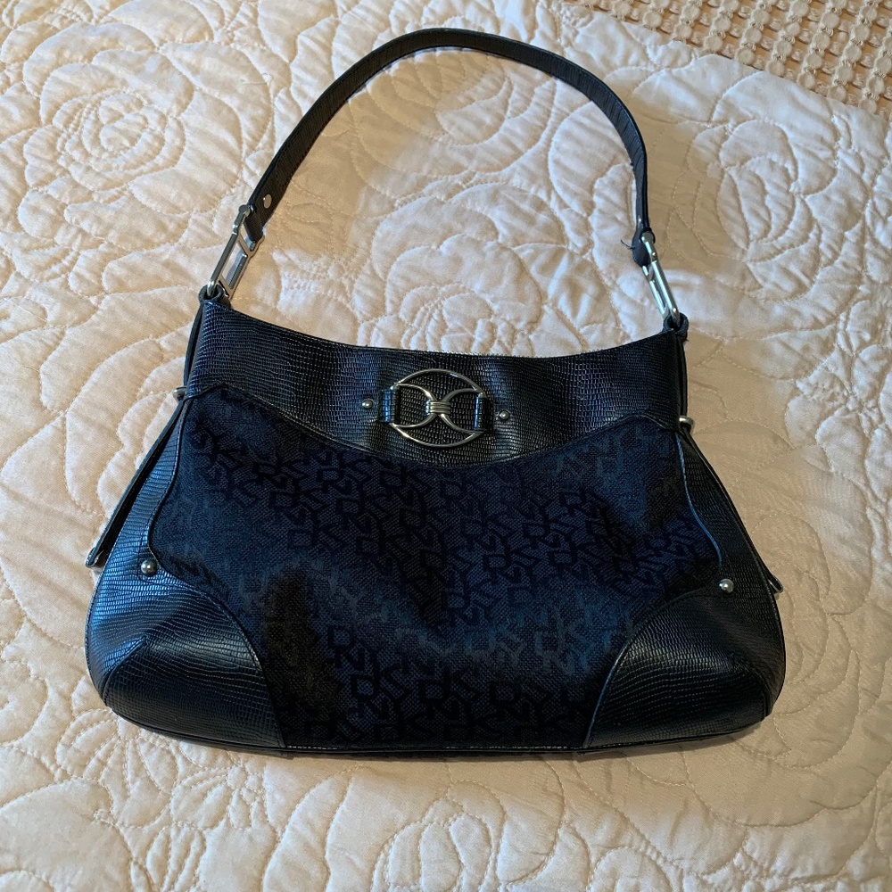 🖤 DKNY Logo Shoulder Bag